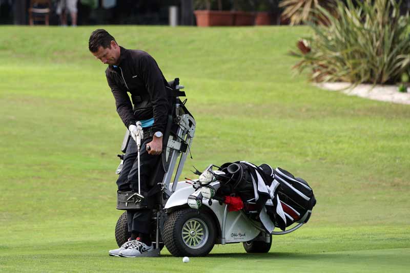 Un golfeur dans son paragolfeur