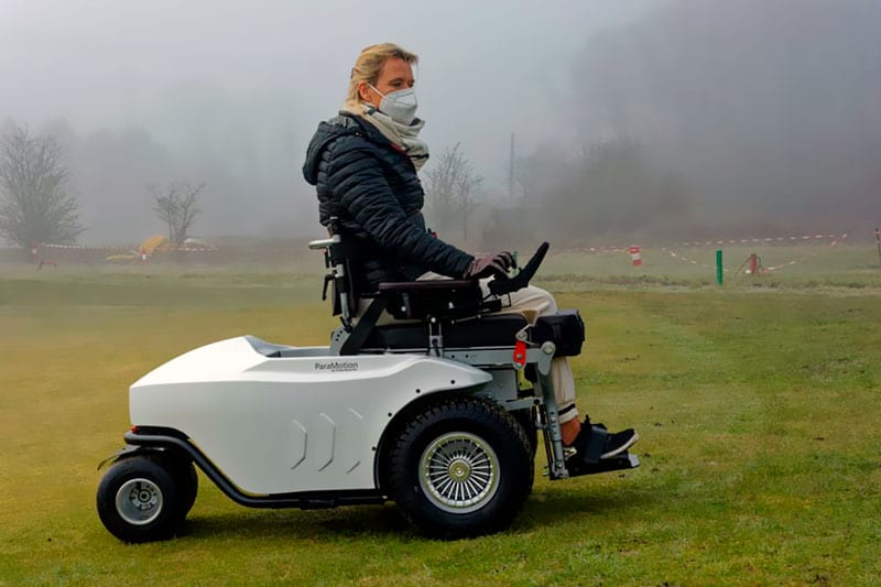 Géraldine aux commandes du paragolfer "Paramotion".